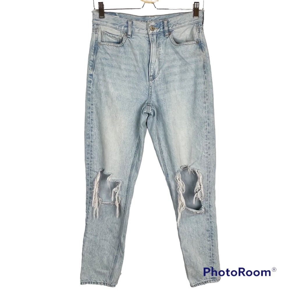EUC American Eagle Outfitters Light Wash Ripped Mom Jeans